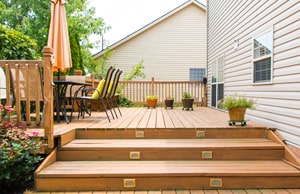 nice looking deck on back of home